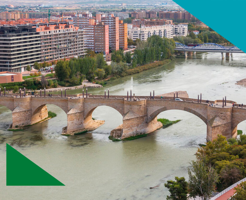 Composición de perspectiva del río Ebro con triángulos verdes